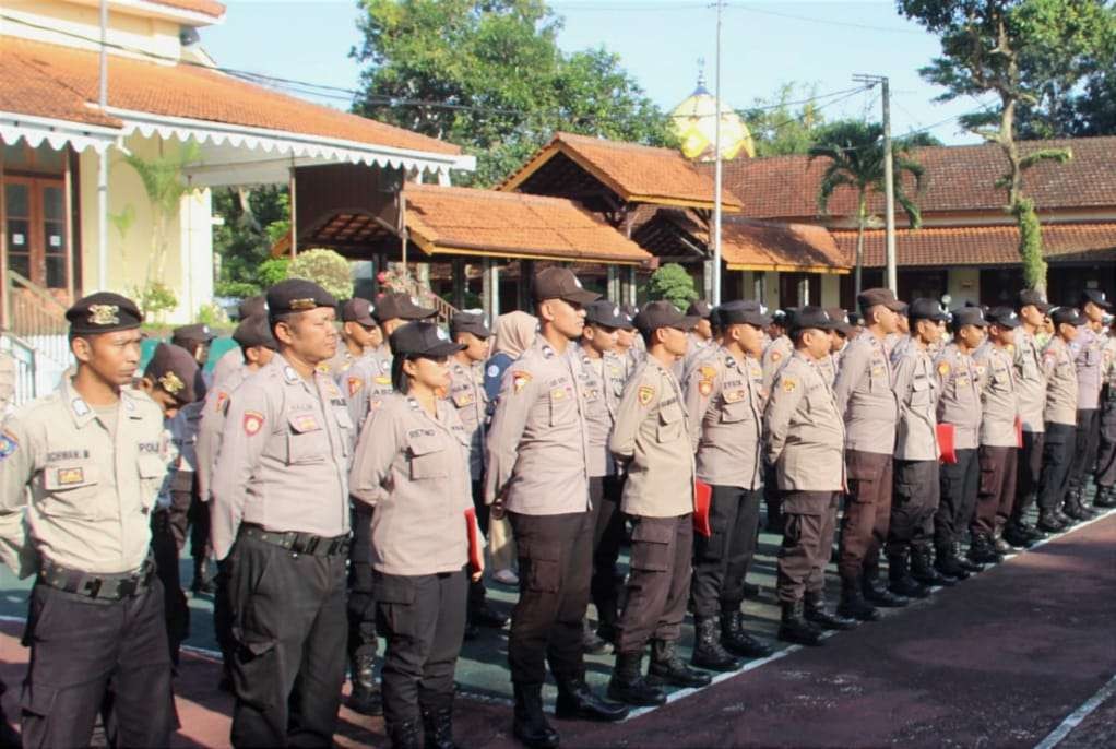 Enam puluh tujuh personel Polres Bondowoso di BKO pengamanan Pilkades Serentak Bangkalan tahap dua, Rabu 10 Mei 2023. (Foto: Guido Saphan/Ngopibareng.id)