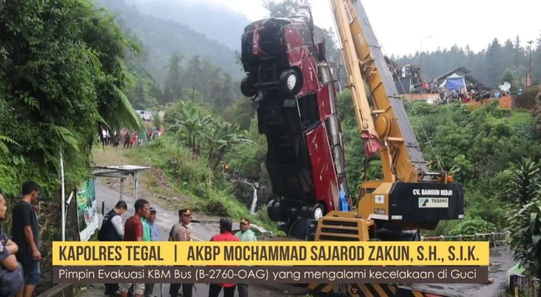 Evakuasi bus masuk sungai di Guci, Tegal, dipimpin Kapolres Tegal selama empat jam. (Foto: Twitter @polrestegal)