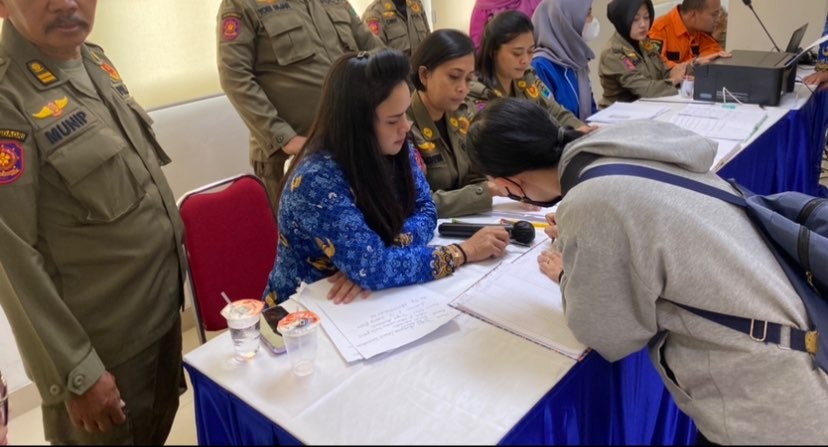 BPBD melakukan pendataan terhadap pedagang yang terdampak kebakaran Malang Plaza. (Foto: Lalu Theo/Ngopibareng.id)