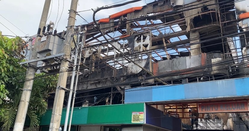 Kondisi Gedung Malang Plaza pasca mengalami kebakaran. (Foto: Lalu Theo/Ngopibareng.id)