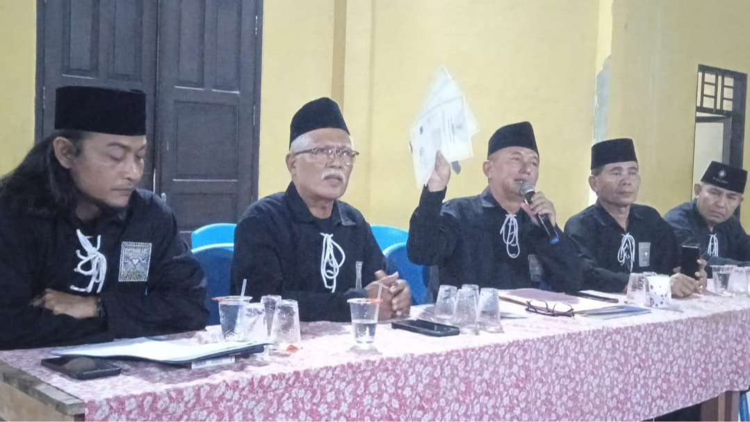 Ketua Persaudaraan Setia Hati Terate (PSHT) Cabang Lamongan, Pusat Madiun, Harto beserta jajaran pengurus(Foto :Imron Rosidi/ngopibareng.id)