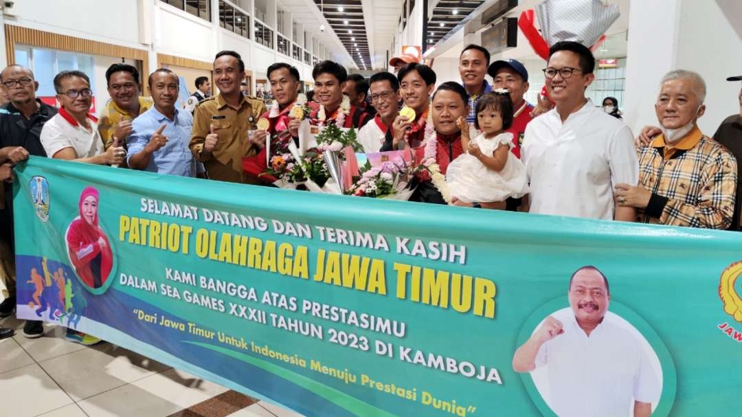 Atlet dan pelatih hockey Jatim pulang dari SEA Games 2023 Kamboja disambut di Bandara Internasional Juanda, Sidoarjo, Selasa 9 Mei 2023. (Foto: Fariz Yarbo/Ngopibareng.id)