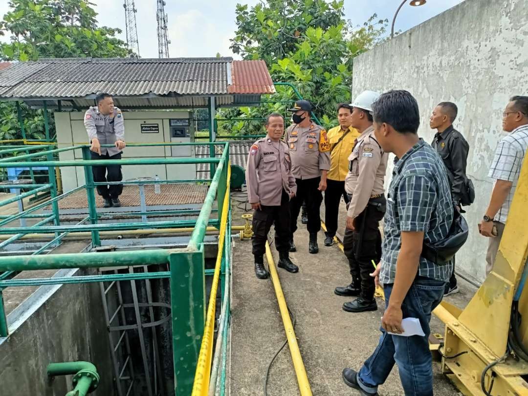 Polsek Babat ketika mendatangi lokasi kejadian yang mengakibatkan kedua pekerja pompa air salah satu BUMN di Babat, Lamongan tewas tersengat listrik. (Foto: Istimewa)