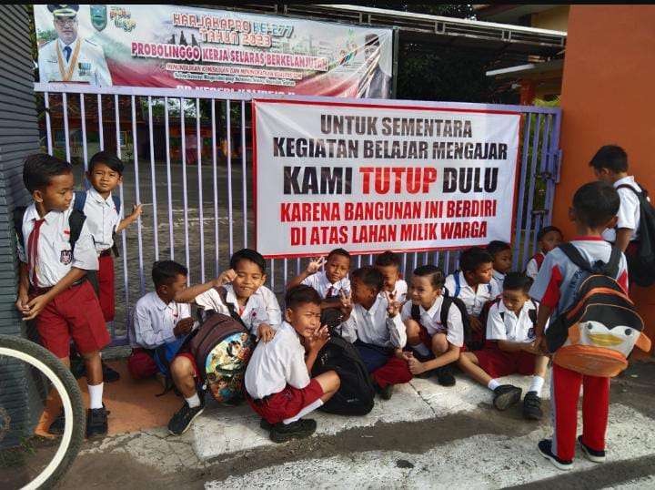 Pintu gerbang SDN Kalirejo 2 di Desa Kalirejo, Kecamatan Dringu, Kabupaten Probolinggo saat disegel oleh warga yang mengaku sebagai ahli waris tanah yang ditempati sekolah. (foto: Ikhsan Mahmudi/Ngopibareng.id)