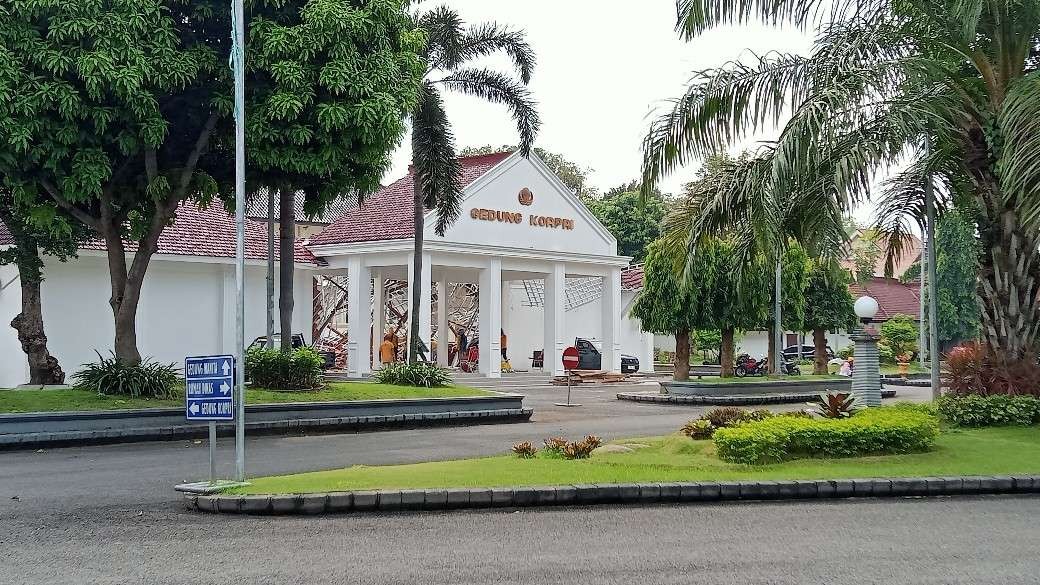 Penampakan gedung KORPRI di Komplek Pendopo Kridho Manunggal pasca atapnya ambruk. (Foto: Khoirul Huda/Ngopibareng.id)