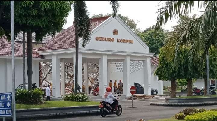 Penampakan gedung KORPRI di Kompleks Pendopo Kridho Manunggal Tuban pasca atapnya ambruk. (Foto: Khoirul Huda/Ngopibareng.id)