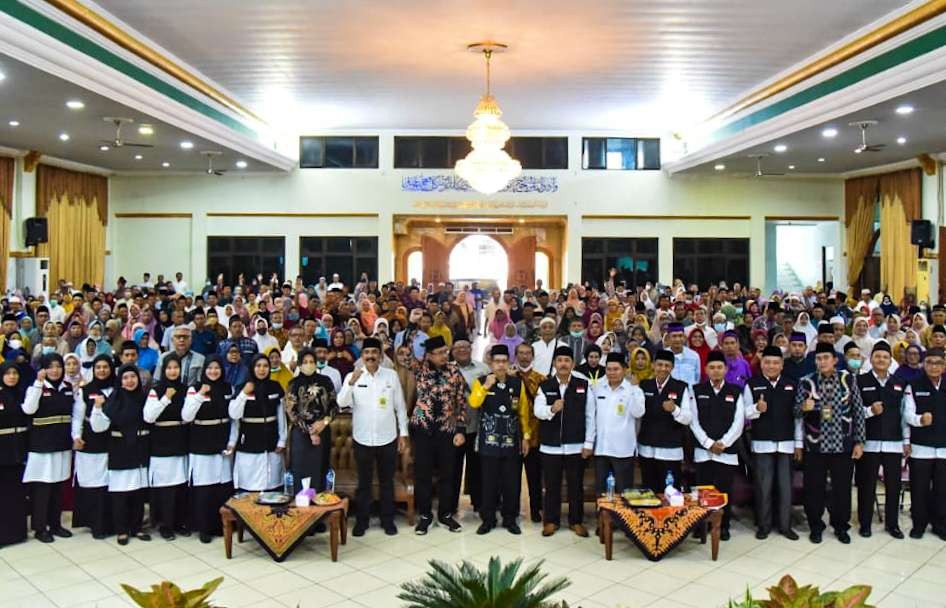 Foto bersama jamaah haji Sidoarjo usai manasik massal (Foto : Aini/Ngopibareng.id)