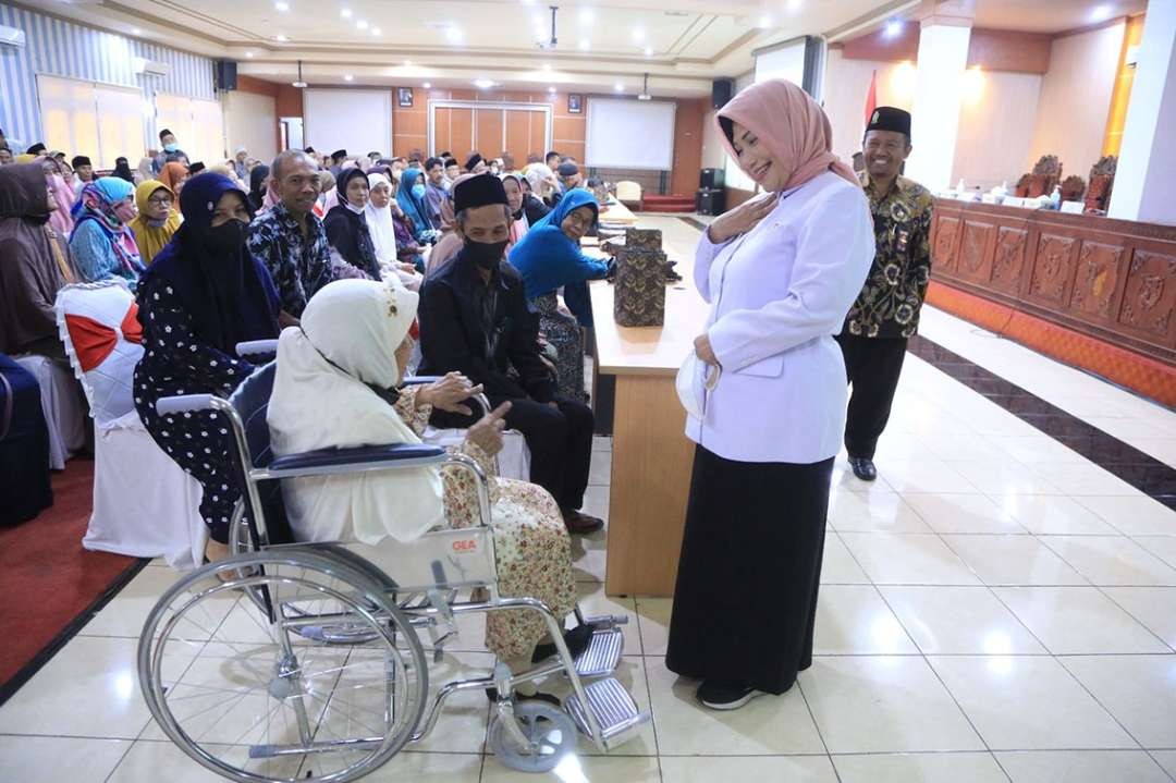 Sekda Kota Probolinggo, Ninik Ira Wibawati saat berbincang-bincang dengan JCH tertua asal Kota Probolinggo, beberapa waktu lalu. (Foto: Ikhsan Mahmudi/Ngopibareng.id)