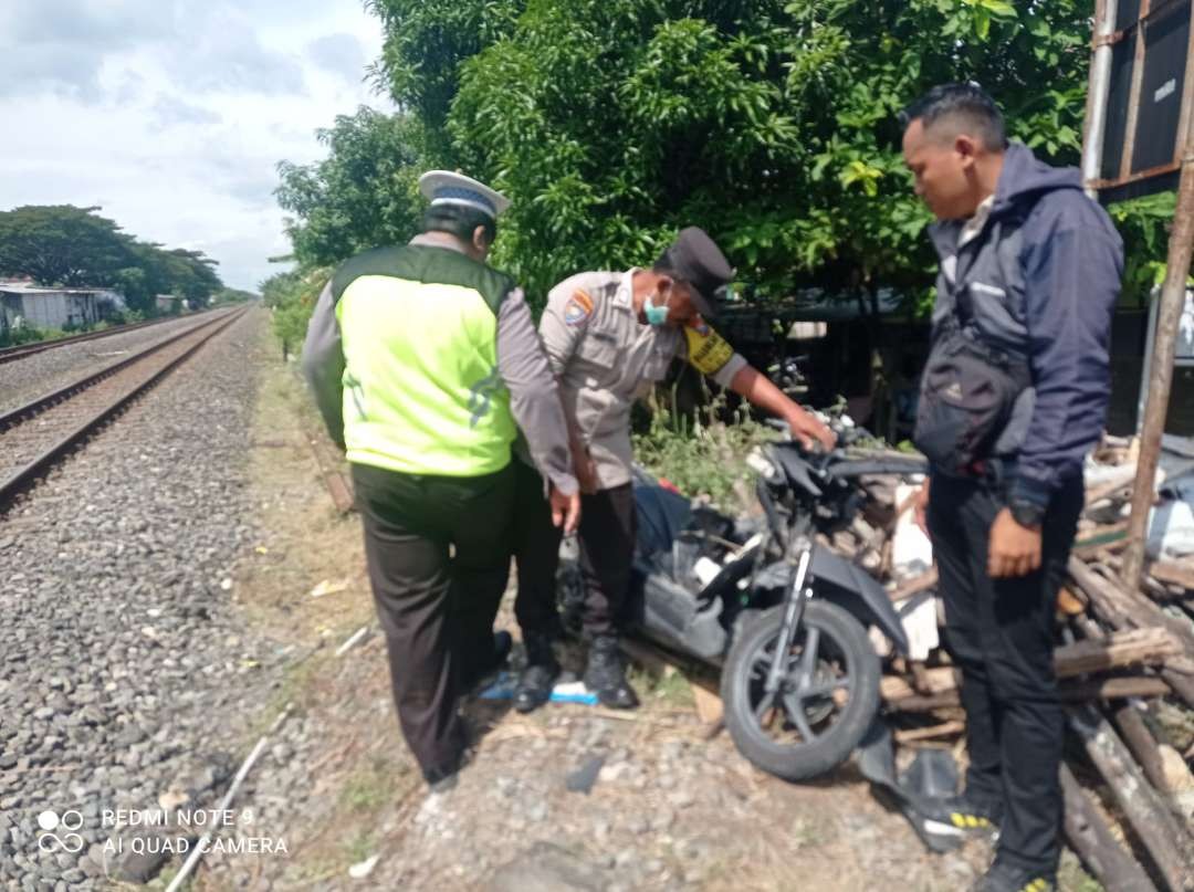 Polisi dan warga ketika mengevakuasi korban. (Foto: Istimewa)