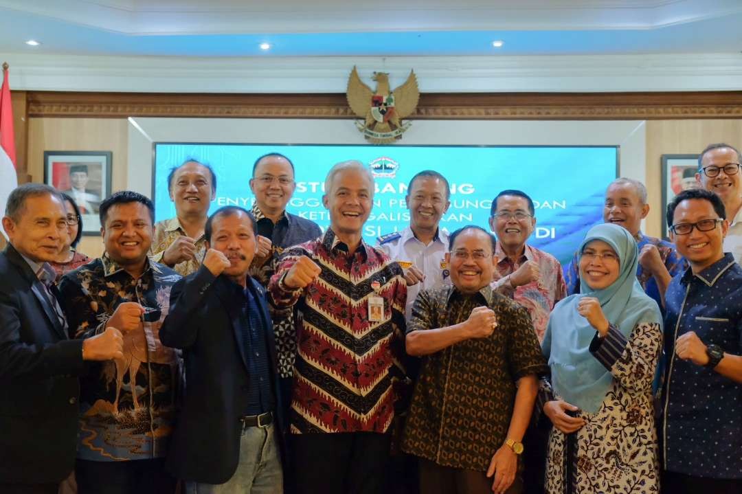 Gubernur Jawa Tengah Ganjar Pranowo bersama anggota Pansus III DPRD Jawa Barat. (Foto" Ist)