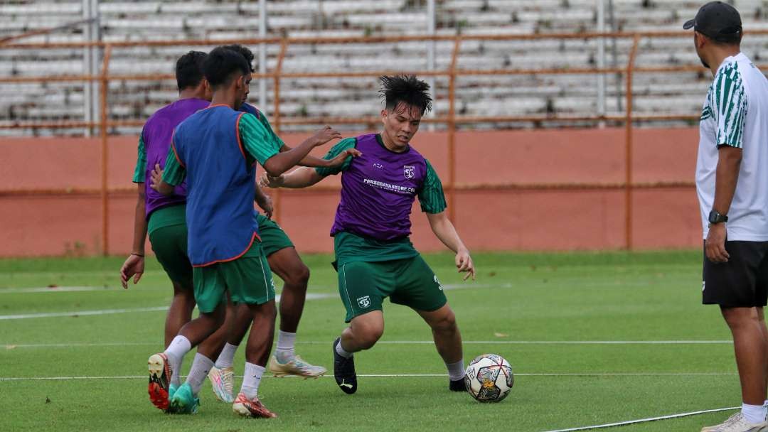 Rekrutan baru Persebaya, Wildan Ramdhani menjalani latihan perdana di Stadion Gelora 10 November, Surabaya, Rabu 10 Mei 2023. (Foto: Fariz Yarbo/Ngopibareng.id)