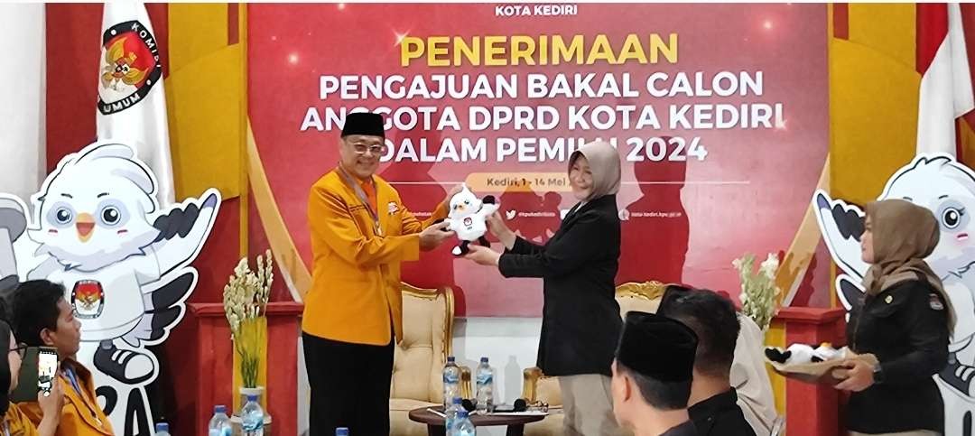 DPC Partai Hanura Kota Kediri menjadi kontestan pemilu 2024 pertama yang datang mendaftar pengajuan bakal calon anggota DPRD ke KPU Kota Kediri. (Foto: Fendi Lesmana/ngopibareng.id)