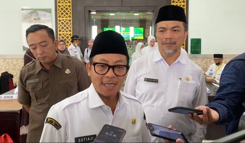 Walikota Malang, Sutiaji menanggapi video viral 'wisata banjir' di wilayah yang dipimpinnya. (Foto: Lalu Theo/Ngopibareng.id)