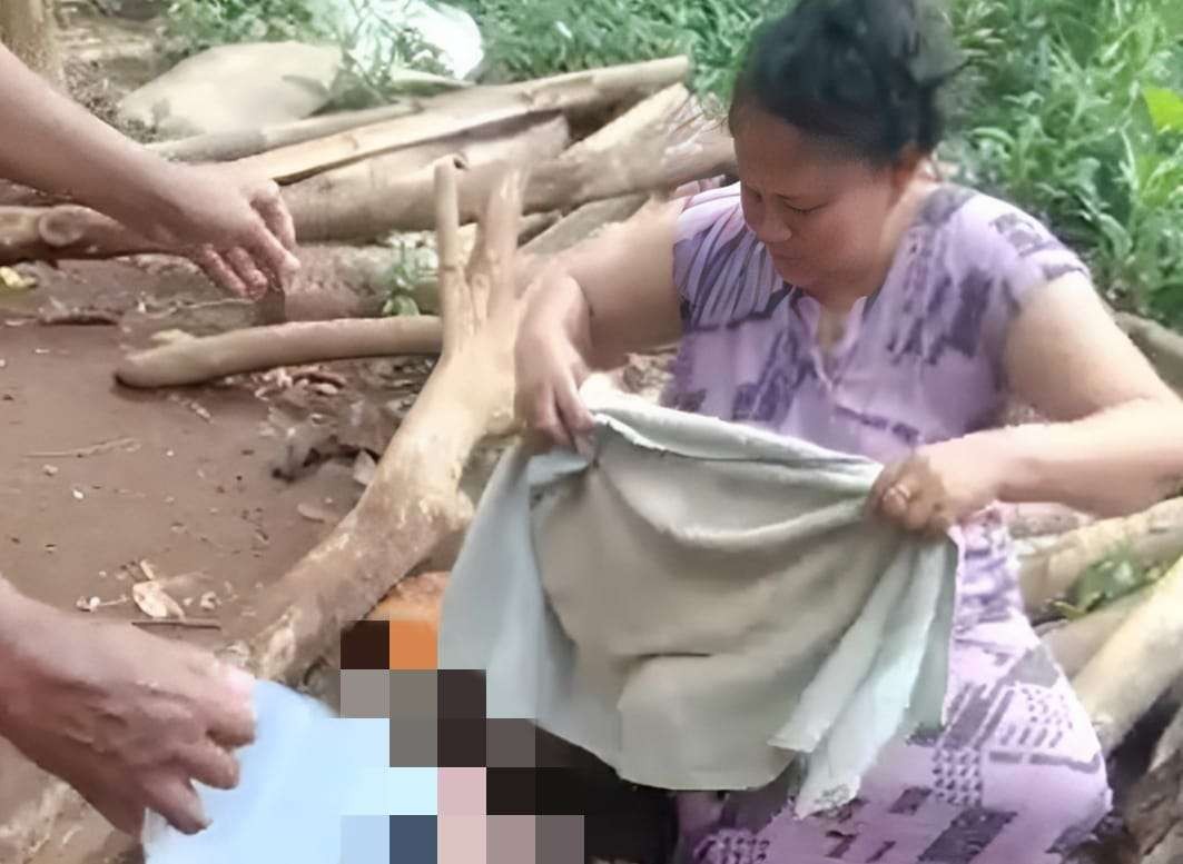 Warga saat memandikan mayat bayi yang ditemukan dalam kondisi berbau busuk (Foto: tangkap layar video)