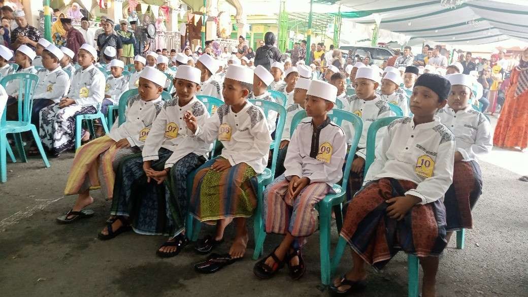 Peserta Khitan massal dalam rangka Haul Agung Syekh Maulana Ibrahim Asmoroqondi (Khoirul Huda/Ngopibareng.id)