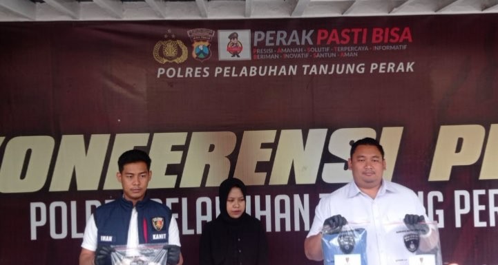 Polisi saat tunjukan barang bukti pembunuhan di Gudang Peluru (Foto: Andhi Dwi/Ngopibareng.id)