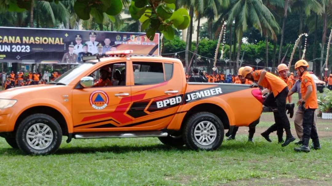 TRC BPBD Jember mengevakuasi korban saat simulasi penanganan gempa (Foto: Rusdi/Ngopibareng.id)