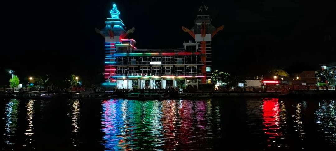 Masjid yang dibangun di dekat pantai, menunjukkan keindahan alam. (Foto: ilustrasi)