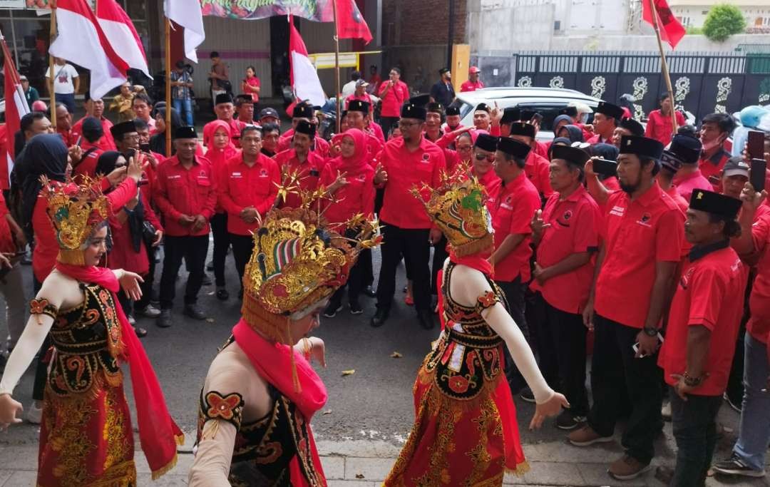 Tari gandrung mengiringi pendaftaran Caleg PDI Perjuangan di KPU  Banyuwangi (foto: Muh Hujaini/Ngopibareng.id)