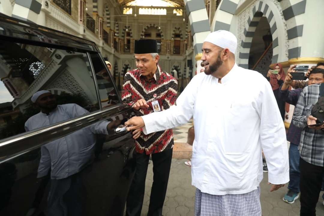 Gubernur Jawa Tengah Ganjar Pranowo, memperlihatkan isi mobilnya kepada Habib Syech bin Abdul Qodir Assegaf saat berada di kediaman penceramah agama itu di Semanggi Kidul, Kecamatan Pasar Kliwon, Kota Surakarta, Rabu 10 Mei 2023. (Foto: istimewa)