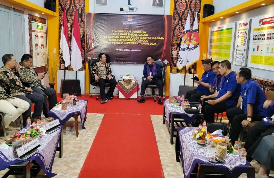 Partai Nasdem saat mendaftarkan bacalegnya diterima para komisioner KPU Kabupaten Probolinggo. (Foto: Ikhsan Mahmudi/Ngopibareng.id)