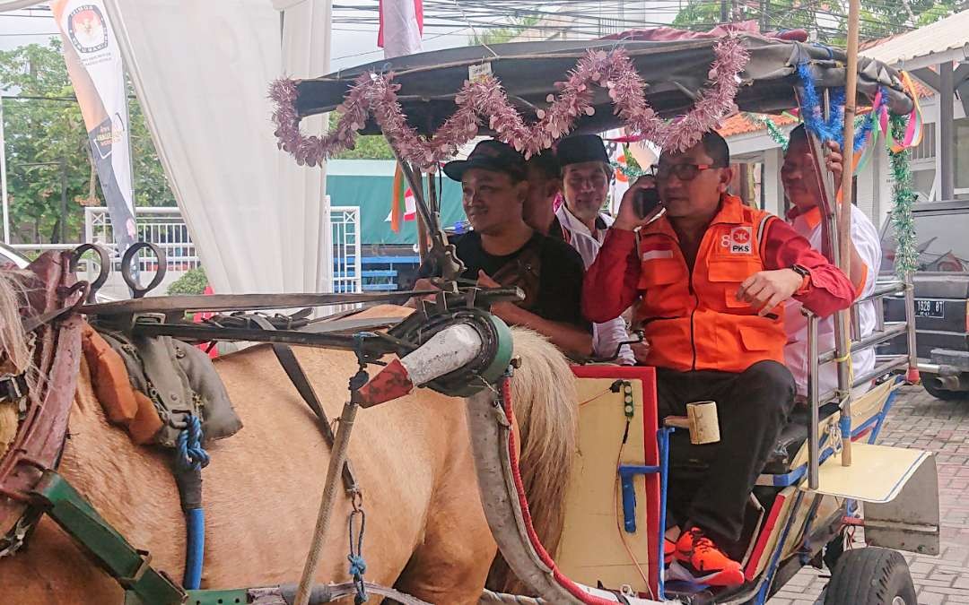 PKS saat tiba di kantor KPU Sidoarjo, menumpang delman. (foto : Aini/Ngopibareng.id)