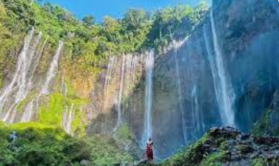 Seorang perempuan warga negara Malaysia, Than Sook Min, 58 tahun, meninggal ketika berwisata di Air Terjun Tumpak Sewu, di Lumajang. (Foto: Pagar Alam)