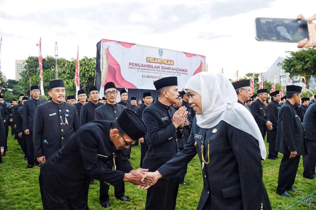 Gubernur Jawa Timur Khofifah Indar Parawansa bersalaman dengan salah satu ASN, yang ikut dilantik bersama 505 orang Pejabat Administrator (Eselon III) dan Pejabat Pengawas (Eselon IV) di lingkungan Pemerintah Provinsi Jatim, di Halaman Gedung Negara Grahadi Surabaya, Rabu 10 Mei 2023. (Foto: biro adm. Pimpinan)