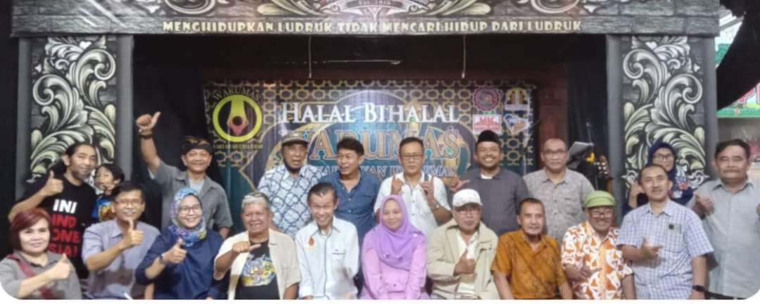 Para wartawan senior yang tergabung dalam komunitas Wartawan Usia Emas (Warumas) di acara halal bihalal dan parade baca puisi di Rumah Budaya Rakyat, Jl Karang Menjangan 21 Surabaya, Rabu 10 Mei 2023. (Foto: Istimewa)