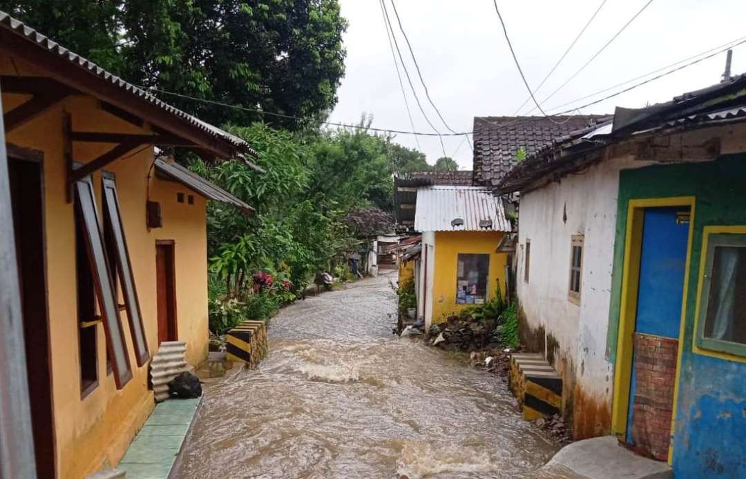 Genangan air memenuhi jalan di depan rumah warga (Foto: Istimewa)