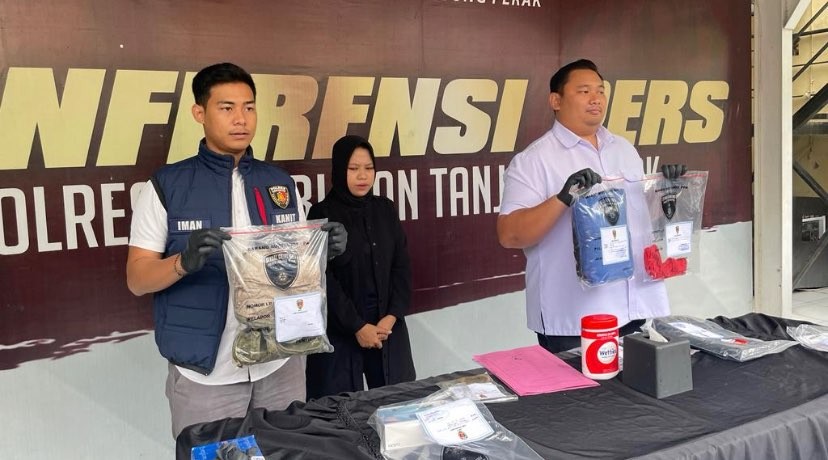 Barang bukti pembunuhan bocah 14 tahun di Surabaya (Foto: Andhi Dwi/Ngopibareng.id)