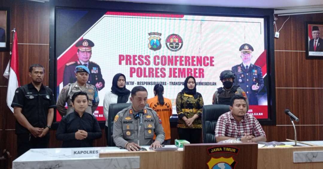 Kapolres Jember AKBP Moh Nurhidayat saat memaparkan kasus penemuan mayat bayi perempuan (Foto: Rusdi/Ngopibareng.id)