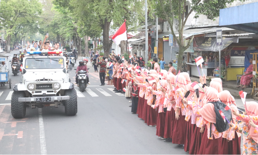 Bupati Lumajang Thoriqul Haq dan Wakil Bupati Indah Amperawati menyambut tiga atlet MTB Cross Country asal Lumajang. (Foto: Kominfo Lumajang)