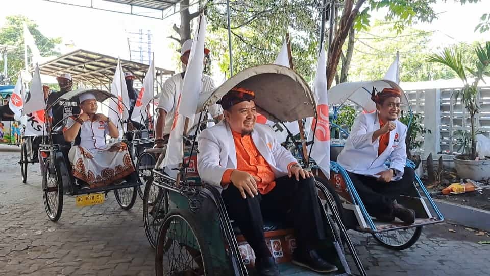 Pendaftaran para bacaleg PKS ke KPU Surabaya, Jumat, 12 Mei 2023 siang ini dengan pawai becak. (Foto: Pita Sari/Ngopibareng.id)