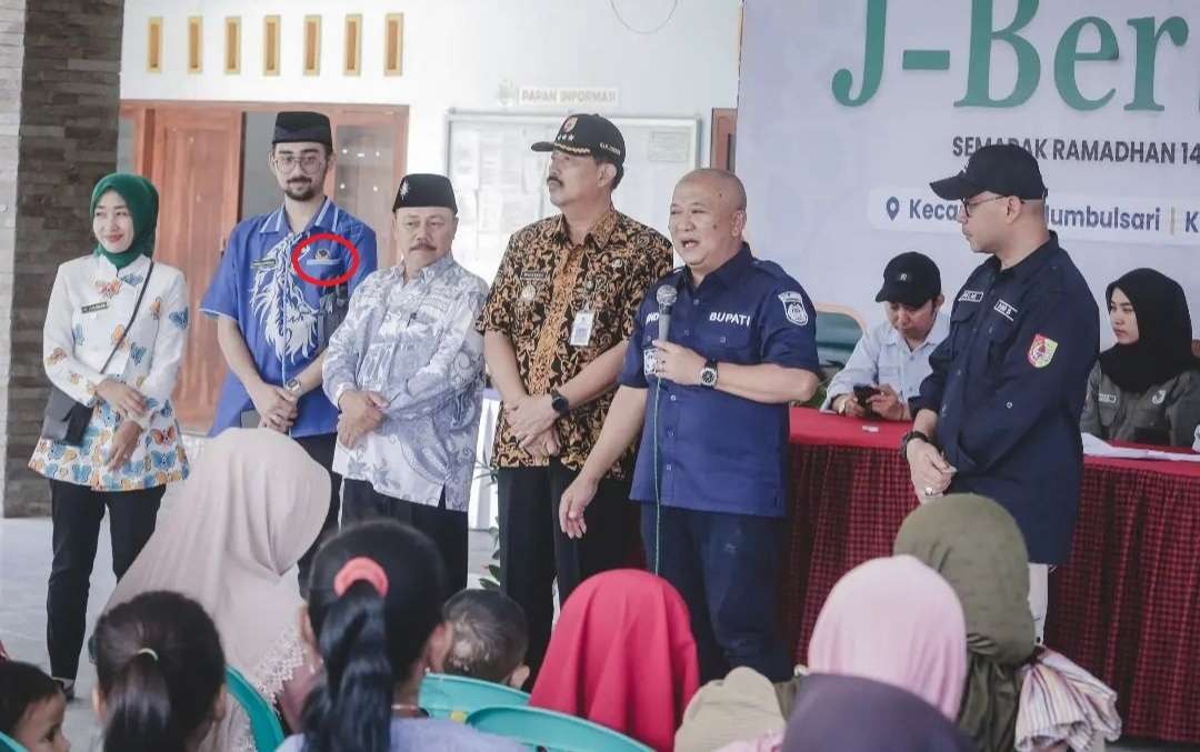 Bupati Jember, Hendy Siswanto dan menantunya, Mohammad Nadhif Ramadan, saat pelaksanaan program J-Berbagi (Foto: Istimewa)