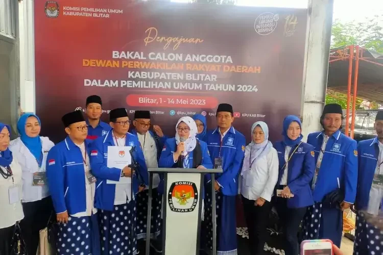 PAN daftarkan bacalegnya ke KPU Kabupaten Blitar, Jumat, 12 Mei 2023. (Foto: Ant)