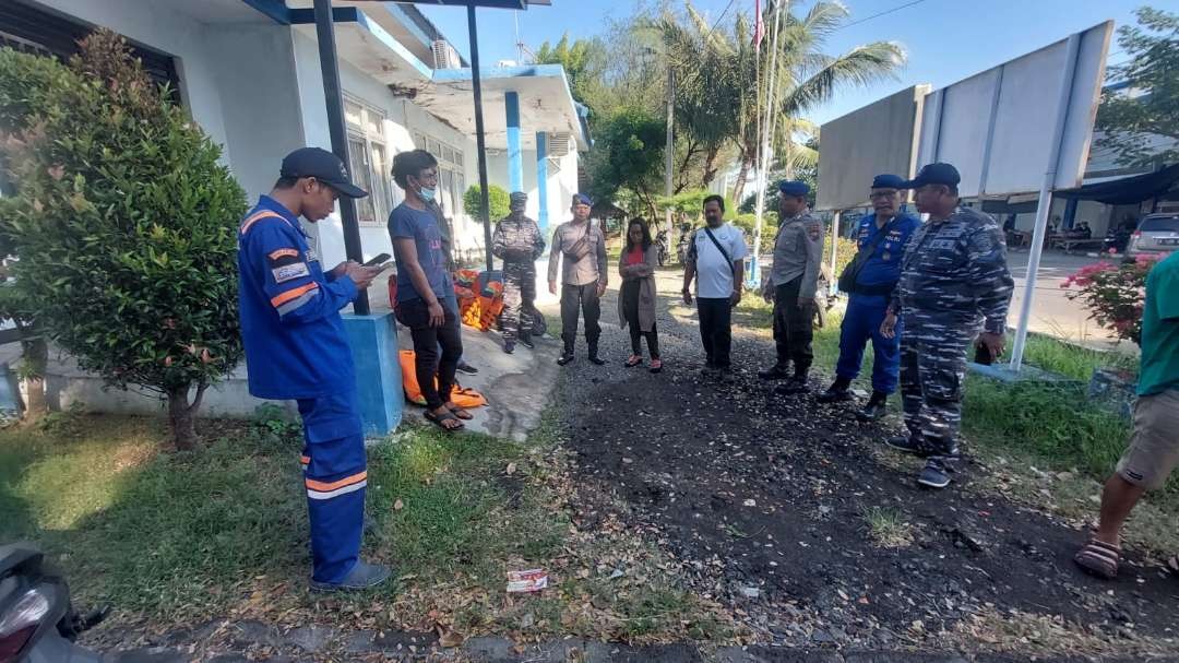 Lima anak buah kapal KM. Artha Mina Santosa yang tenggelam tiba di Pos Kemanan Laut Terpadu (Kamladu) Mayangan, Kota Probolinggo. (Foto: Ikhsan Mahmudi/Ngopibareng.id)