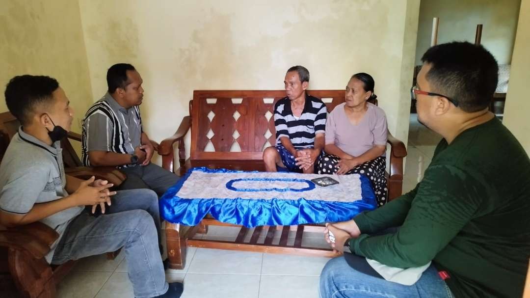 Camat Glagah (dua dari kiri) bersama Lurah Bakungan (kiri) dan Lurah Mojopanggung berkunjung ke rumah kakek korban (foto; Muh Hujaini/Ngopibareng.id)