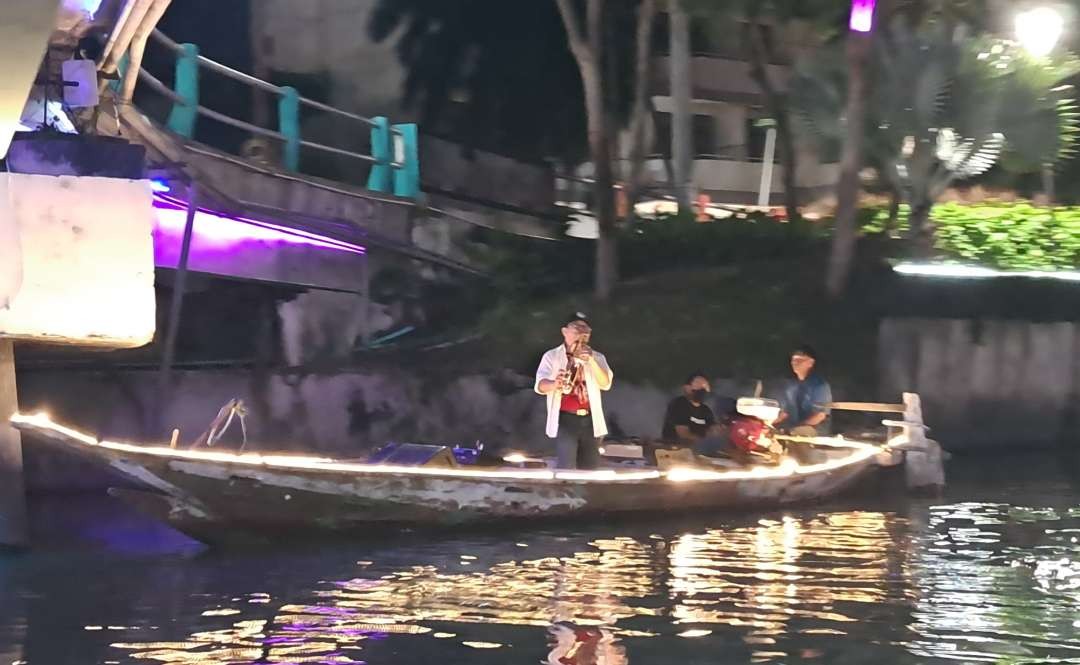 Alunan musik jazz di atas perahu wisata Kalimas, bisa disaksikan Sabtu malam di Surabaya. (Foto: Pita Sari/Ngopibareng.id)