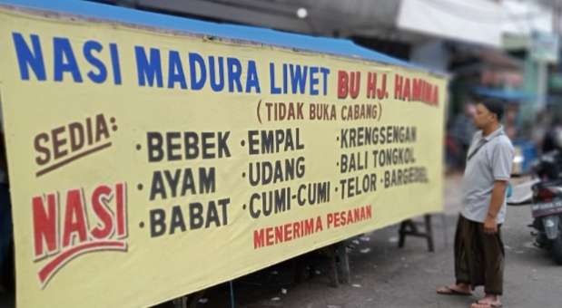 Warung Nasi Madura Hj Namirah di Jl Kertopaten, murah meriah,  sudah berdiri 20 tahun tetap rame (Foto: Asmanu Sudarso/Ngopibareng.id).