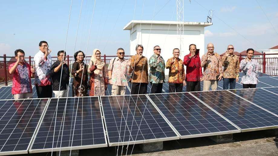 PT Pertamina (Persero) memberikan bantuan pemasangan Pembangkit Listrik Tenaga Surya (PLTS) atap di Universitas Gadjah Mada (UGM) dengan kapasitas total 326,25 kWp. Bantuan tersebut diresmikan secara simbolis pada Kamis 11 Mei 2023. (Foto: dok. Pertamina)