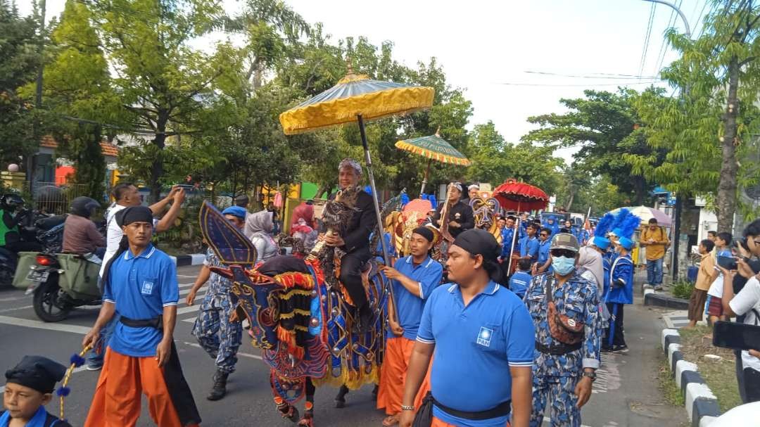 Partai Amanat Nasional saat mendaftar di KPU Lamongan. (Foto: Imron Rosidi/Ngopibareng.id)