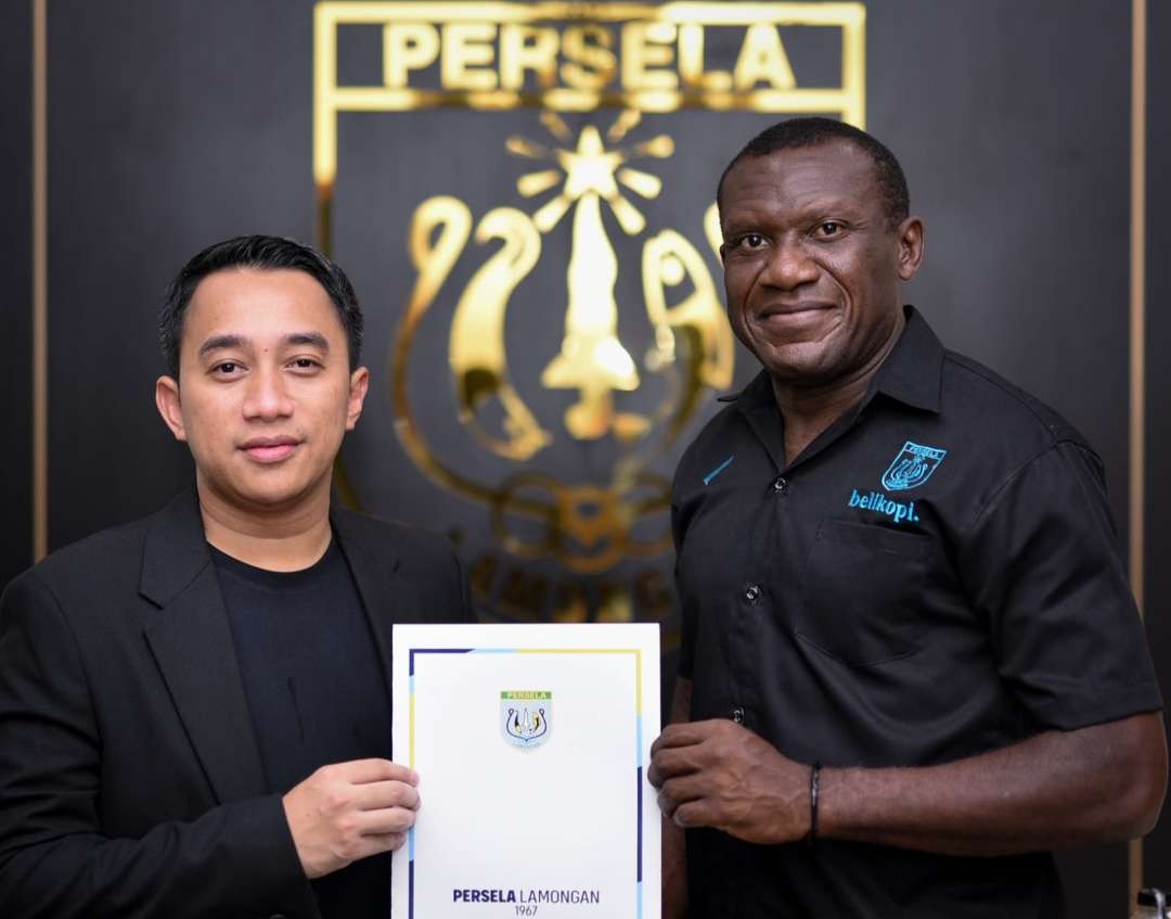 Manajer Persela, Fariz Julinar Maurisal bersama herman Dzumafo Epandi (Foto: Instagram Persela)