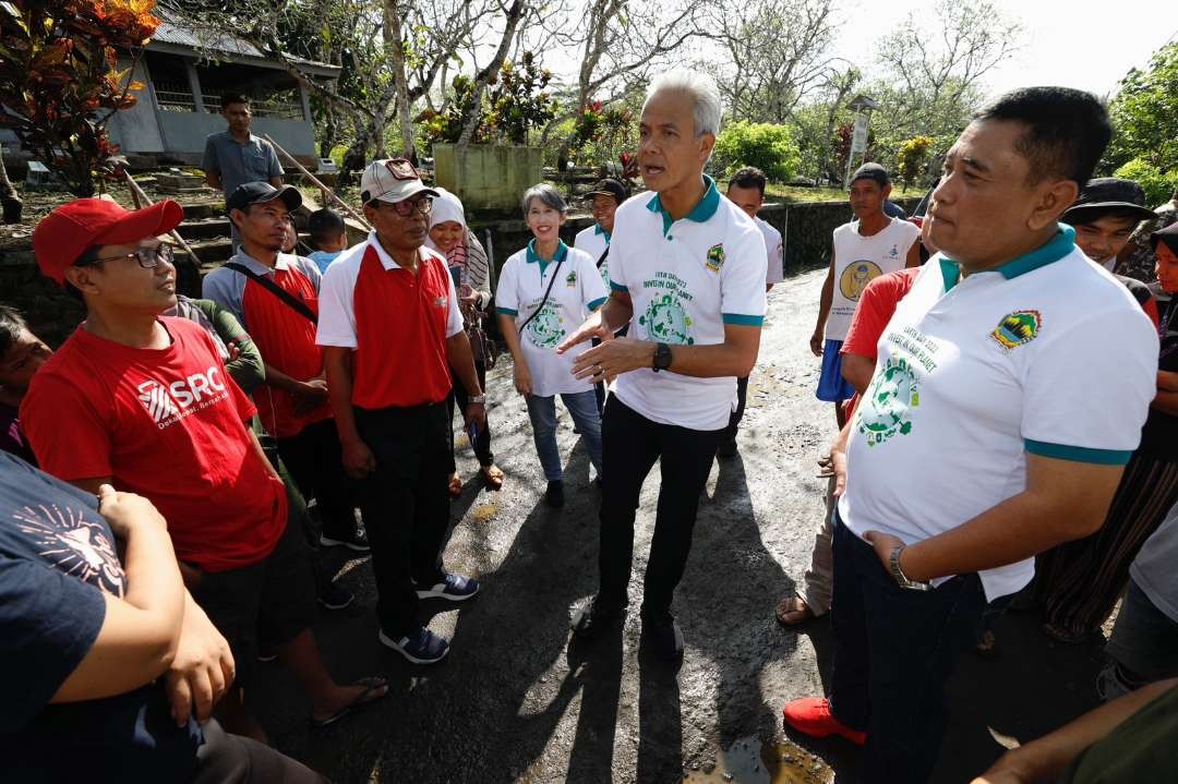 Gubernur Ganjar mengecek langsung laporan warga soal jalan rusak di Cilacap. (Foto: Dok Jateng)