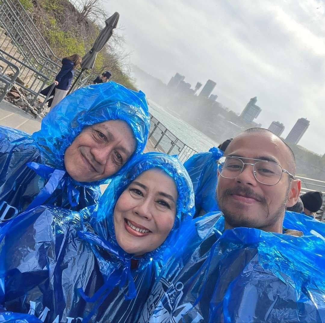 Penyanyi senior sekaligus aktris Dewi Yull bahagia merayakan ulang tahun bersama suami (kiri) dan putranya, Surya Sahetapy. (Foto: Instagram)