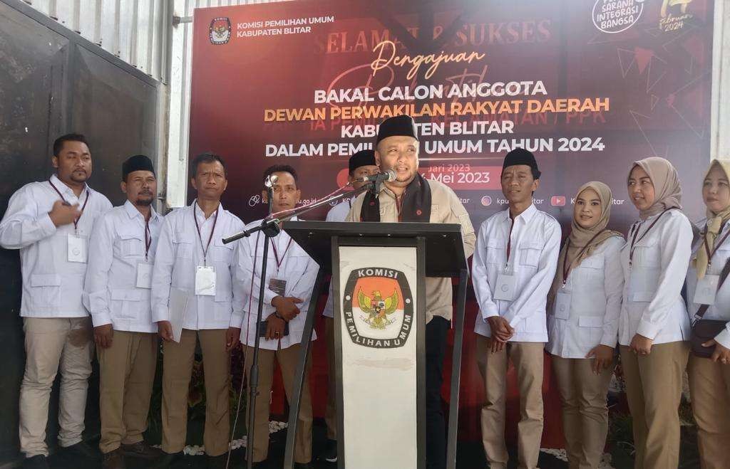 Ketua DPC Partai Gerindra Kabupaten Blitar Ferdians Reza Alvisa konferensi pers usai mendaftarkan bacaleg di KPUD Kabupaten Blitar, Sabtu, 13 Mei 2023. (Foto: Choirul Anam/Ngopibareng.id)