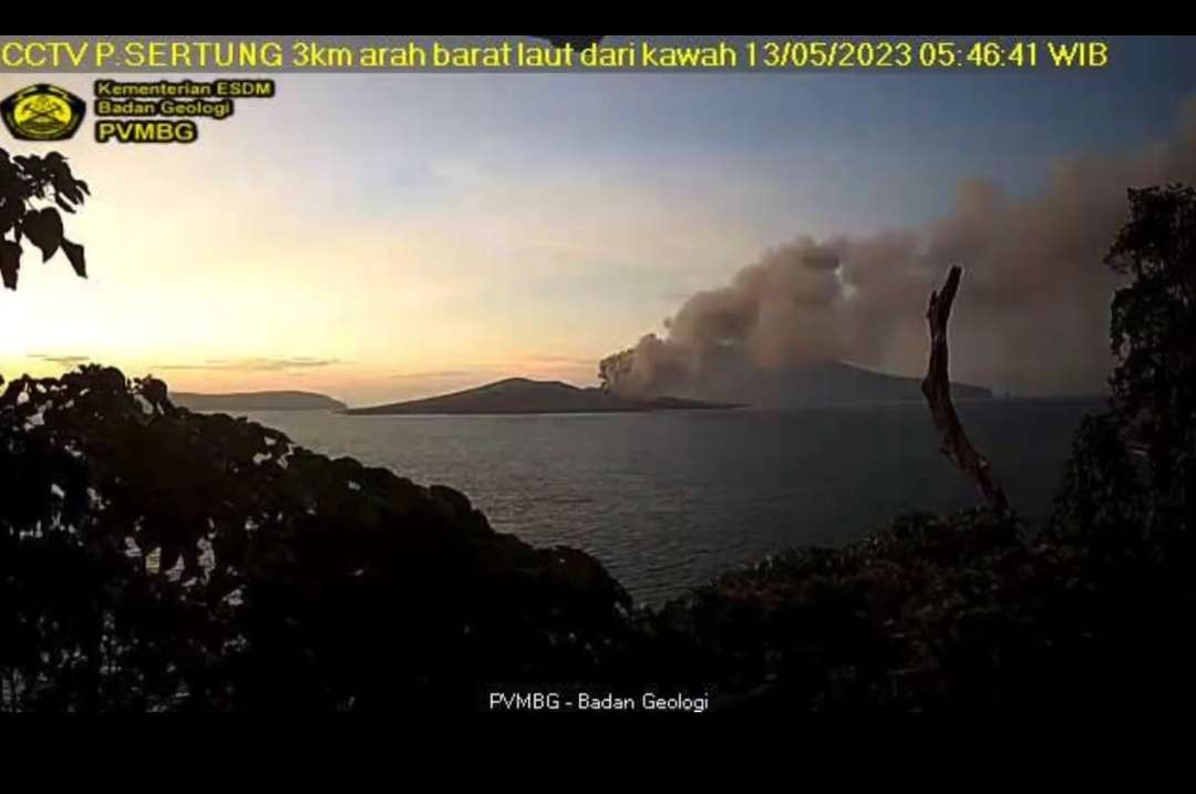 Gunung Anak Krakatau kembali mengalami erupsi untuk kedua kalinya, Jumat 12 Mei 2023 tengah malam. (Foto: Twitter)