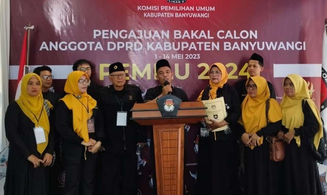 Pengurus Partai Ummat Banyuwangi menyampaikan keterangan usai mendaftar di KPU Banyuwangi (foto: Muh Hujaini/Ngopibareng.id)