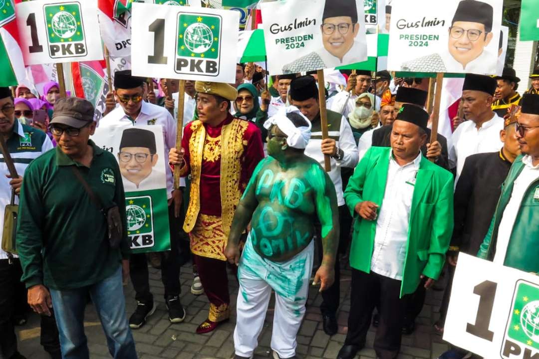 Rombongan bacaleg PKB Sidoarjo saat tiba di kantor KPU. (Foto: Aini Arifin/Ngopibareng.id)