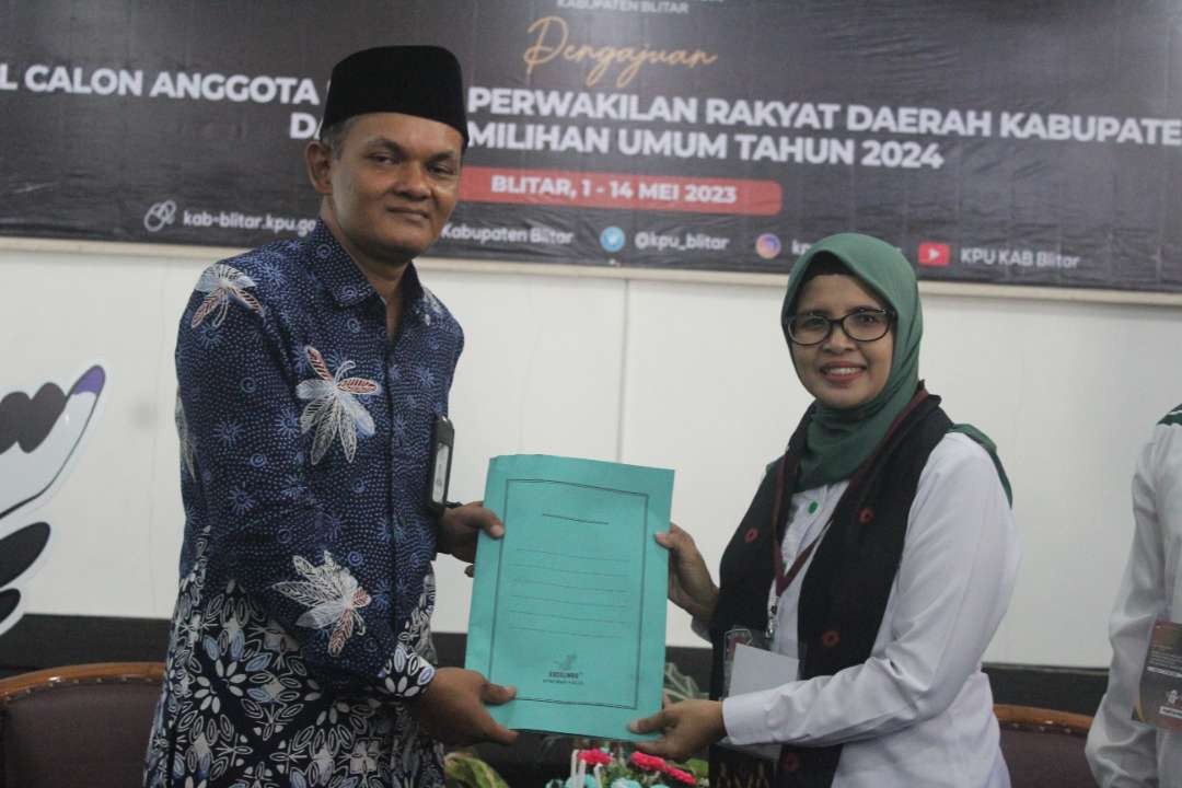 Ketua KPU Kabupaten Blitar Hadi Santoso dengan pengurus DPC PKB Kabupaten Blitar saat pengajuan bakal calon legislatif dalam Pemilu 2024 di Blitar, Jawa Timur, Sabtu, 14 Mei 2023. (Foto: Dok PKB)